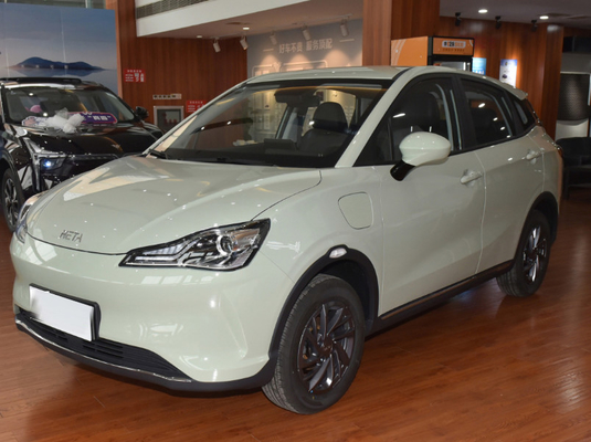 Mano izquierda que conduce el vehículo eléctrico del coche eléctrico 31.15kwh New Energy de EV