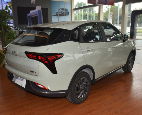 Mano izquierda que conduce el vehículo eléctrico del coche eléctrico 31.15kwh New Energy de EV